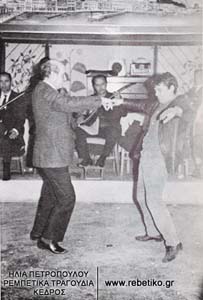 Οι ζωγράφοι Γιάννης Τσαρούχης και Νίκος Στεφάνου χορεύουν στην "Ωραία νήσο Ύδρα", το 1966. Τότε εκεί τραγουδούσαν η Σωτηρία Μπέλου κι ο Κούλης Σκαρπέλης