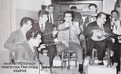 Ο Μιχάλης Μενιδιάτης, ένας άγνωστος τραγουδιστής, ο Πρόδρομος Τσαουσάκης κι άλλοι μουσικοι (1957)