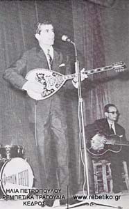 Ο Γρηγόρης Μπιθικώτσης, στις δόξες του. Πίσω του φαίνεται ο Πετσάς με την κιθάρα του (1965)