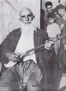 Ο περίγημος ασίκης Ισμαήλ ο Γκρίζος με τον τζουρά του (γύρω στο 1935)