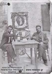 Ο Ρίκος Νερατζάνης με τον φίλο του Λευτέρη, στο πανηγύρι της Ζωοδόχου Πηγής το 1939