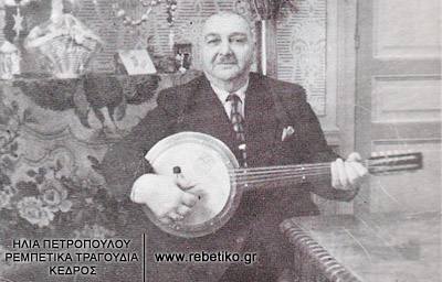 Ο Τομπούλης με μπάτζο, το 1955