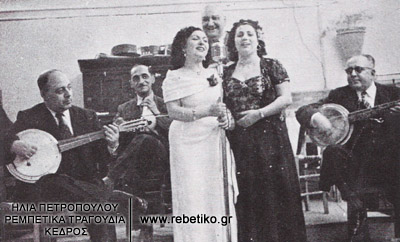Φωτογραφία από την Τριάνα (1951-1952). Διακρίνονται ο Τομπούλης, ο Λάμπρος ο κανοντζής, ο Λάμπρος ο λυρατζής, ο τούρκος Σεφκέτ Πιτουνέρ (με μπάτζο) και άλλοι