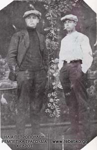 Δύο πόζες του Μάθεση σε μία διπλή φωτογραφία, που τότε ήταν πολύ της μόδας (Χαλκίδα, 11-5-1927)