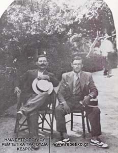Ο Μαρίνος Βογιατζής (Μουστάκιας) και ο Νίκος Μάθεσης (Τρελάκιας) στον Πειραιά (1-8-1932)