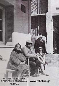 Ο Στράτος με την οικογένειά του, στην αυλή του σπιτιού του, στην πλατεία Δαβάκη του Αιγάλεω (1970)