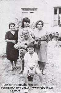 Ο Μπαγιαντέρας με την οικογένειά του και μία μαυροφορεμένη γειτόνισα (Καλλιθέα, 1965)