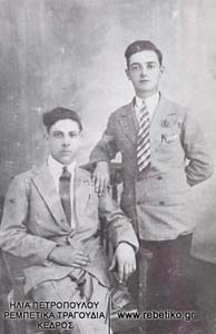 Ο Σπιτάμπελος (όρθιος) με τον φίλο του Καπετανάκη (Αθήνα, 1926)
